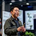 萝卜视频产品总监王浩，视频产品设计专家，在产品演示现场展示萝卜视频界面，神情专注